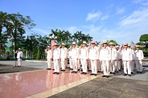 Dâng hương tưởng niệm Chủ tịch Hồ Chí Minh, lãnh tụ Nguyễn Đức Cảnh và các Anh hùng liệt sỹ