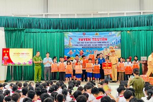 Đội Cảnh sát đường thủy số 2, Phòng Cảnh sát giao thông: Tặng 50 áo phao cho học sinh Trường Tiểu học và THCS Quang Hưng (xã An Quang)