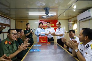Hoàn thành nhiệm vụ đưa các thuyền viên, nạn nhân cuối cùng tàu cá HP-90666-TS về đất liền