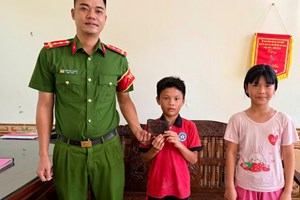 Học sinh lớp 2 ở xã Tiên Minh (Hải Phòng) trả lại chiếc ví đánh rơi cùng một số tiền mặt