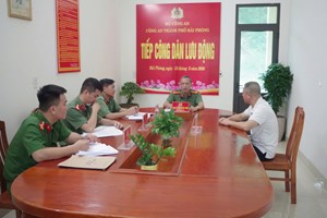 Tiếp, lắng nghe công dân lưu động tại trụ sở Công an phường Lê Ích Mộc