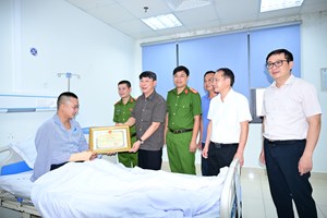 Chủ tịch Ủy ban nhân dân thành phố tặng Bằng khen cán bộ Công an phường Gia Viên và công dân dũng cảm cứu người