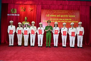 Công an phường Hồng Bàng công bố Quyết định của Giám đốc CATP thăng cấp bậc hàm, nâng bậc lương cho 57 CBCS