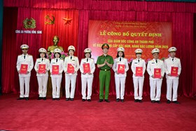 Công an phường Hồng Bàng công bố Quyết định của Giám đốc CATP thăng cấp bậc hàm, nâng bậc lương cho 57 CBCS