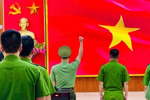 Công an phường Hưng Đạo: Trao các quyết định về thăng cấp bậc hàm và phát động cuộc thi ứng dụng AI