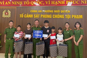Công an phường Ngô Quyền trao quà tặng nhân Tháng hành động vì trẻ em