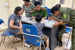 Công an xã Kiến Minh tổ chức trả thẻ Căn cước cho trẻ em, kích hoạt định danh điện tử và tích hợp giấy tờ trên ứng dụng VNeID