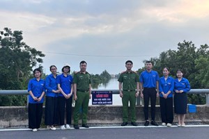 Công an xã Vĩnh Hòa tổ chức cắm biển cảnh báo đuối nước tại kênh mương, ao hồ nguy hiểm
