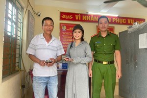 Công an xã Vĩnh Thịnh tiếp nhận và trao trả tài sản đánh rơi cho người dân