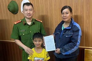 Công an xã Vĩnh Thuận kịp thời giúp đỡ, bàn giao cháu bé lớp 1 bị lạc về với gia đình