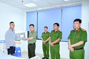 Đại tá Lê Trung Sơn - Phó Giám đốc CATP thăm, động viên CBCS Công an phường Gia Viên bị thương