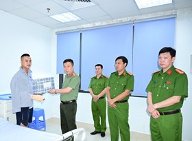 Đại tá Lê Trung Sơn - Phó Giám đốc CATP thăm, động viên CBCS Công an phường Gia Viên bị thương