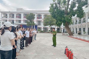 Đội CC&CNCH khu vực 8: Tuyên truyền, tập huấn kỹ năng PCCC cho cán bộ, giáo viên trường Tiểu học và THCS Tứ Minh