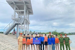 Đội Cảnh sát đường thủy 2 phối hợp cắm biển cảnh báo, trao tặng áo phao phòng chống đuối nước ở xã Vĩnh Thịnh và xã Vĩnh Thuận