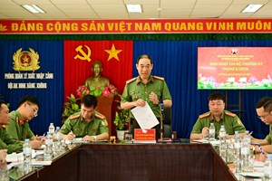 Đồng chí Đại tá Bùi Mạnh Hùng -  Ủy viên Ban Thường vụ Đảng ủy, Phó Giám đốc CATP dự sinh hoạt chi bộ tại Chi bộ An ninh hàng không
