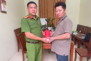 Người dân tự nguyện giao nộp pháo nổ tại Công an phường Chí Linh