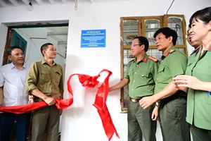 Phòng An ninh mạng và phòng, chống tội phạm sử dụng công nghệ cao tổ chức khánh thành công trình sửa chữa nhà cho hộ gia đình ông Phạm Công Quý