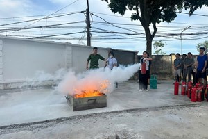 Phòng Cảnh sát PCCC và CNCH tuyên truyền, huấn luyện, bồi dưỡng nghiệp vụ về PCCC và CNCH tại UBND phường Thạch Khôi