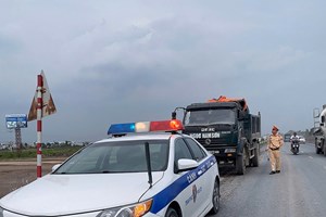 Phòng Cảnh sát giao thông: Kiểm soát các phương tiện vận tải phục vụ dự án KCN Tràng Duệ 3 trên Quốc lộ 10