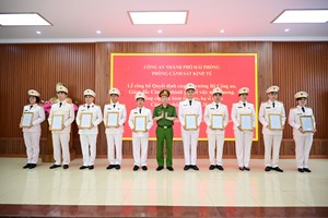 Phòng Cảnh sát kinh tế: Tổ chức chào cờ đầu tháng, công bố Quyết định nâng lương, thăng cấp bậc hàm sĩ quan, hạ sĩ quan năm 2026