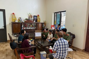 Phòng Hậu cần: Thăm và tặng quà cho học sinh có hoàn cảnh khó khăn vươn lên trong học tập