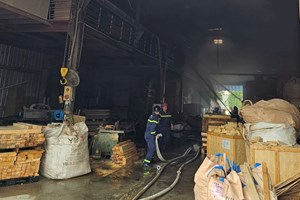 Thông tin về vụ cháy tại xưởng gỗ trên đường Phạm Văn Đồng (phường Hưng Đạo)