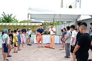 Trạm Cảnh sát đường thủy Bạch Đằng (Phòng Cảnh sát giao thông) dạy bơi miễn phí cho gần 80 trẻ em phường Nam Triệu