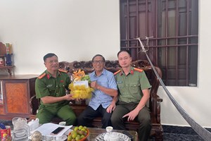 Công an đặc khu Cát Hải thăm, tặng quà các gia đình chính sách nhân Ngày Thương binh - Liệt sĩ