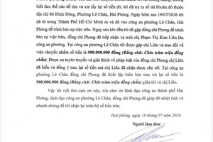 Công an phường Lê Chân hỗ trợ một công dân nhận lại số tiền 900 triệu đồng do chuyển khoản nhầm.