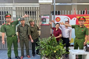 Công an phường Ngô Quyền: Dán 300 pano tuyên truyền, thông báo số điện thoại đường dây nóng phòng, chống tội phạm và ma túy tại 30 tổ dân phố mới