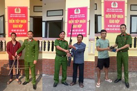 Công an phường Phạm Sư Mạnh đẩy mạnh tuyên truyền, vận động Nhân dân giao nộp vũ khí, vật liệu nổ, công cụ hỗ trợ và pháo