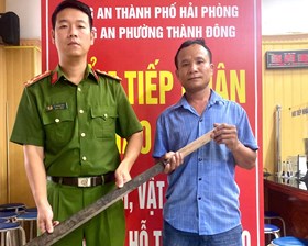 Công an phường Thành Đông tiếp nhận vũ khí thô sơ do người dân tự nguyện giao nộp
