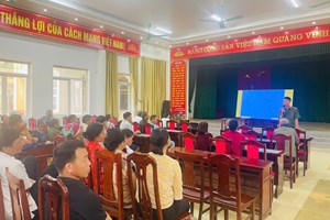 Công an xã Hà Đông tuyên truyền pháp luật về trật tự an toàn giao thông và Chỉ thị số 17 cho các tiểu thương trên địa bàn