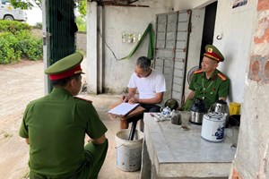 Công an xã Hà Nam tăng cường tuyên truyền bảo đảm an toàn giao thông đường thủy mùa mưa bão