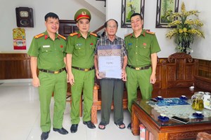 Công an xã Tiên Lãng thăm, tặng quà các gia đình chính sách nhân ngày 27/7