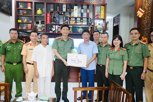 Đại tá Phạm Viết Dũng - Phó Giám đốc CATP Hải Phòng thăm, tri ân gia đình thương binh, liệt sĩ CAND nhân dịp 27/7