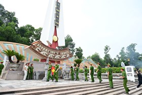 Đội Chính trị - Hậu cần, Phòng Cảnh sát cơ động CATP: Tổ chức hoạt động sinh hoạt chính trị nhân kỷ niệm 79 năm Ngày Thương binh - Liệt sĩ 