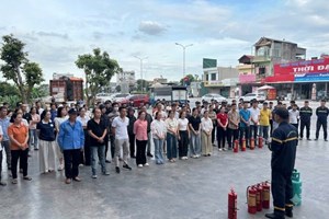 Đội Chữa cháy và cứu nạn, cứu hộ khu vực 8: Tuyên truyền, trải nghiệm, thực hành chữa cháy và cứu nạn, cứu hộ cho học sinh ở xã Hồng Châu