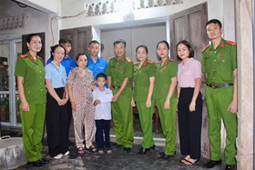 Đội Tham mưu - Huấn luyện, Phòng Cảnh sát cơ động CATP tặng quà trẻ em, học sinh có hoàn cảnh khó khăn