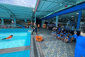 Đội chữa cháy và CNCH  khu vực 8: Tập huấn kỹ năng phòng chống đuối nước cho học viên Trung tâm Ngoại ngữ Quốc tế Ocean Edu Ninh Giang