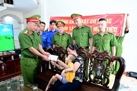 Phòng Cảnh sát cơ động hỗ trợ các trường hợp có hoàn cảnh khó khăn trên địa bàn thành phố