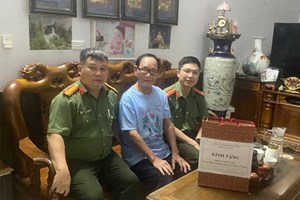 Phòng Tham mưu: Tổ chức chương trình thăm hỏi, tặng quà các gia đình chính sách, thân nhân cán bộ, chiến sĩ có công với cách mạng