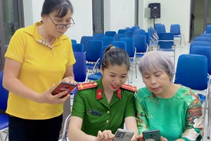 Phụ nữ Công an phường An Biên thực hiện “Chiến dịch mùa hè số VNeID”