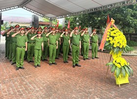 Trại Tạm giam số 2 – CATP: Dâng hương, thắp nến tri ân các anh hùng liệt sĩ
