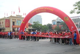 CBCS Công an thành phố đồng loạt tham gia Hoạt động đi bộ toàn quốc “Cùng Việt Nam tiến bước” năm 2026