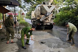 Công an phường Hưng Đạo vá đường giúp dân sau bão số 04