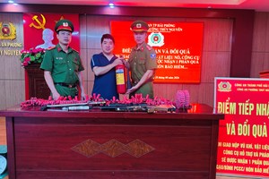 Công an phường Thuỷ Nguyên: Vận động người dân giao nộp hơn 10kg pháo cùng súng hơi, trao tặng Nhân dân bình chữa cháy