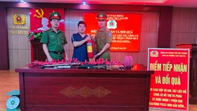 Công an phường Thuỷ Nguyên: Vận động người dân giao nộp hơn 10kg pháo cùng súng hơi, trao tặng Nhân dân bình chữa cháy