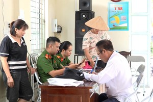 Công an xã Đại Sơn đưa dịch vụ công đến gần người dân