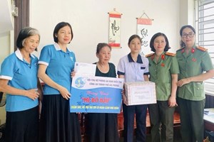 Hội phụ nữ Phòng An ninh điều tra tặng quà chương trình “Mẹ đỡ đầu” nhân dịp năm học mới